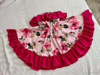 Krásné růžové krátké dámské šaty bez ramínek s květinami - 2