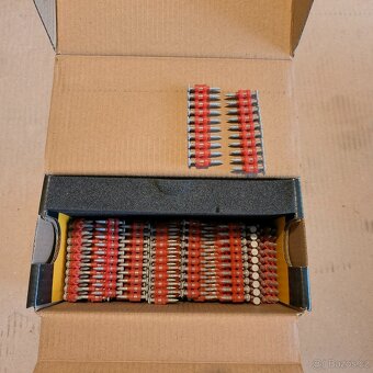 DeWALT hřebíky DDF6500027 - 700 x C4-C5 27 x 3mm - 2