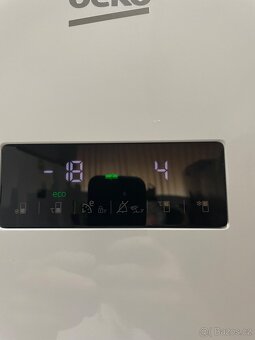 Zánovní lednice Beko RCNE365E40W - 2