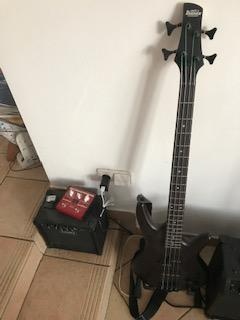 Kytarová a basová komba , popř. klávesová - 2