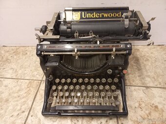 starý psací stroj - 2