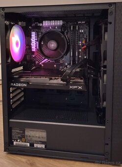 Herní PC s Ryzen 3600, RX 6600 XT a 23" 1080p monitorem - 2