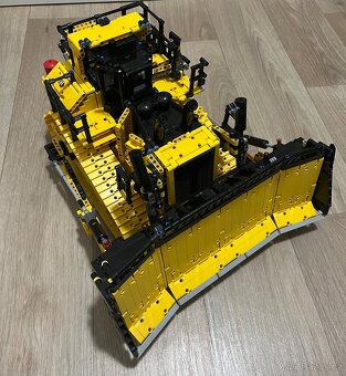 Lego TECHNIC 42131 Buldozer Cat D11T DÁLKOVÉ OVLÁDÁNÍ - 2