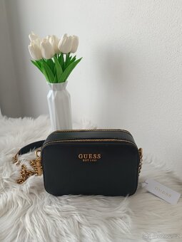 Černá crossbody kabelka Guess - 2