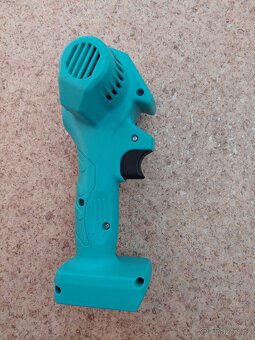 Nefunkční AKU Pilka na větvě - 2