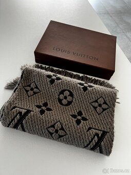 Louis Vuitton logomani šála v beige barvě - 2