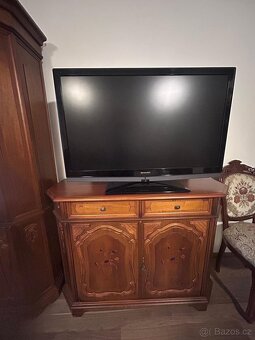 Skříně a komoda z masivního dřeva - 2