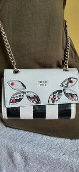 Malá crossbody kabelka Guess·GUESS - 2