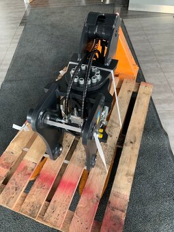 Hydraulická výkyvná hlava JCB 3CX/4CX - 2