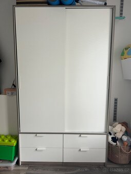 Skříň na věšáky s supliky - 2