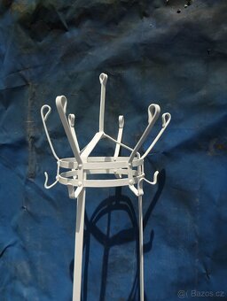 Věšák na klobouky , kabáty a deštníky - funkcionalistický - 2