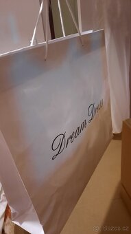 Jedinečné svatební šaty s květinovou aplikací - 2