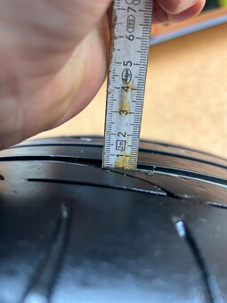 Letní pneu 235/40/19 - 2