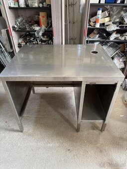 Nerezový stůl. - 2