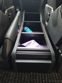 Volkswagen Multivan/Caravelle T5,T5.1 ,T6 ,T6.1 box mezi sed - 2