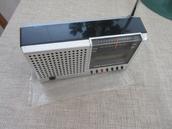 Tranzistorové rádio z 80 tých roků min. století - hraje - 2