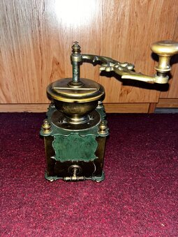 Starožitný mlýnek na kávu – mosaz + zelený smalt - 2