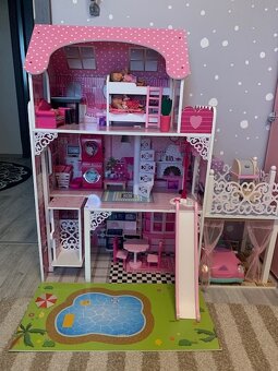 Dřevěný domeček s panenkami, autíčkem a skluzavkou - 2