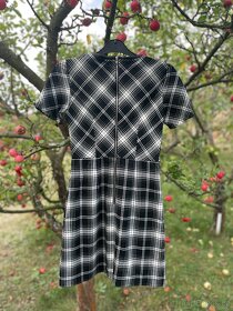 Černo-bílé kostkované šaty Oodji - 2