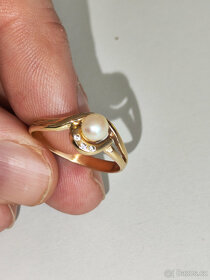 Dámský zlatý prstýnek s pravou perlou a zirkony - 2