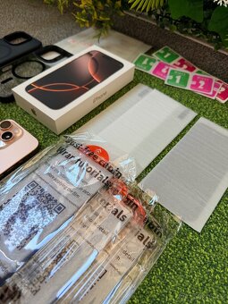 Mobilní telefon Apple iPhone 16 pro 256 GB desert titanium - 2