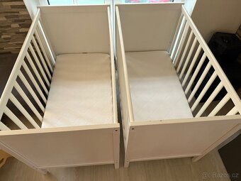 2x Dětská postýlka SUNDVIK včetně matrace TRÄUMELAND - po dv - 2