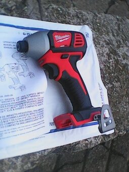 Milwaukee M18 BID-0 aku utahovak 1/4 HEX 180Nm - 2