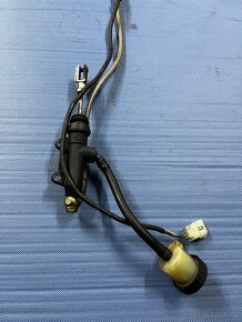 Zadní brzdovy váleček Aprilia RSV1000R Factory - 2