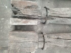 Staré dřevěné dubové sloupy - 2