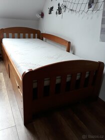 Dřevěná postel jednolůžko 90cm, 2x zábrana, 2x zásuvka - 2