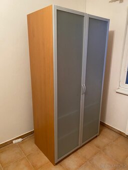Velká šatní skříň Ikea s tyčí na ramínka a policemi - 2