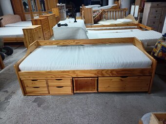 Prodám krásnou postel z masivu 90 x 200 cm se šuplíky - 2