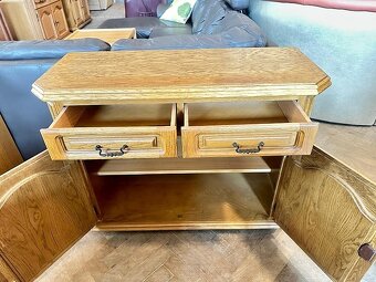 927 Komoda rustikální 2-řadá frézovaná masivní provedení - 2