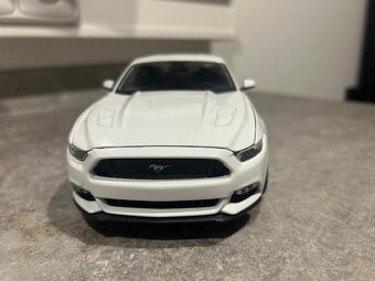 Ford Mustang GT 5.0, model 2015 měřítko 1:18, výrobce Maisto - 2