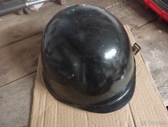 Stará plechová přilba, helma asi vojenská, nebo hasičská - 2