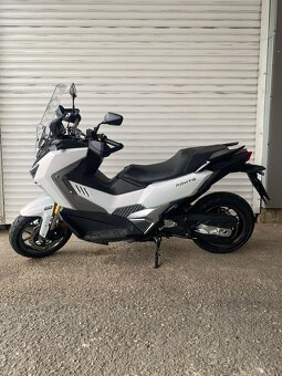 SYM - ADX TG 400 - BÍLÁ - PŘEDVÁDĚCÍ SKÚTR - 2