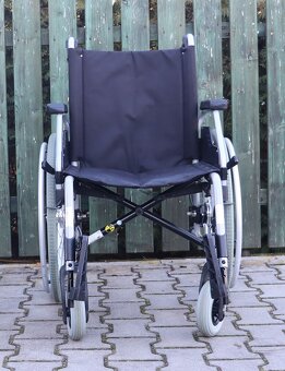 041-Mechanický invalidní vozík Meyra. - 2