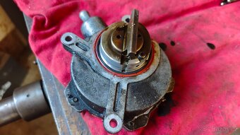 Podtlaková pumpa BMW e65 v8 n62 - 2