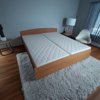 Postel komplet dvoulůžko s matracemi a rošty nové - 2