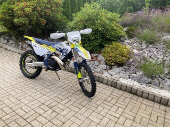 Prodám Husqvarna TE 300 TBI, model 2024, vynikající stav - 2