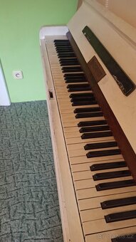 Prodám starožitné piano - 2