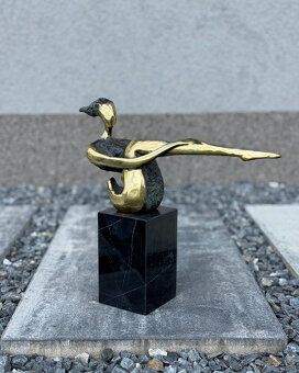 Moderní leštěná bronzová socha Žena luxusní dekorace mramor - 2