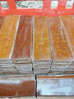 RETRO hnědé duté kachličky - 2