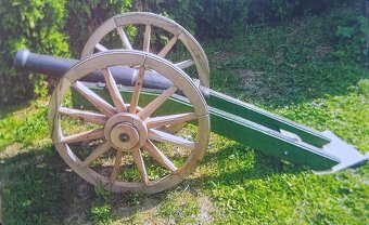 Dřevěné Šachy, děla, motorka. - 2