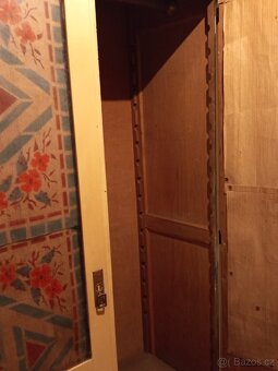 Starožitná prosklená skříň - 2