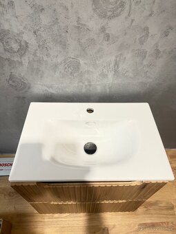 Koupelnová skříňka s umyvadlem - 2