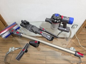 Dyson V8 Absolute s nabíječkou a příslušenstvím - 2
