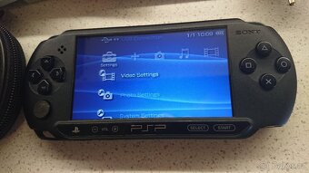 PSP + 4 hry + příslušenství - 2