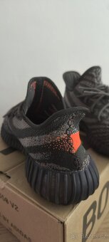 YEEZY Boost 350 V2 "Carbon Beluga" Velikost: 43.5 - 2