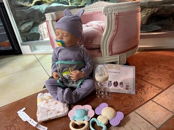 Realistické miminko v šedém overálku N.O.V.É. - 2